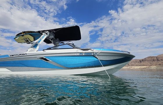 Ri265 Wakesurf Boat, captain is required.