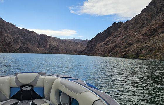 Ri265 Wakesurf Boat, captain is required.