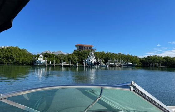 27’ Sea ray deck boat - Great family boat -