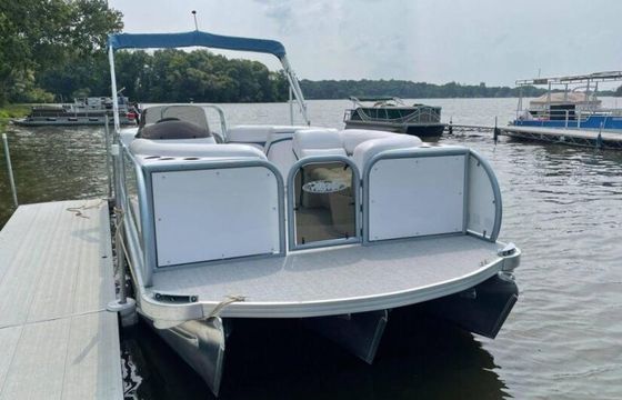 Our Aloha 22 Tritoon is the perfect for parties and fun - Hidden cove!