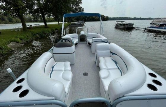 Our Aloha 22 Tritoon is the perfect for parties and fun - Hidden cove!