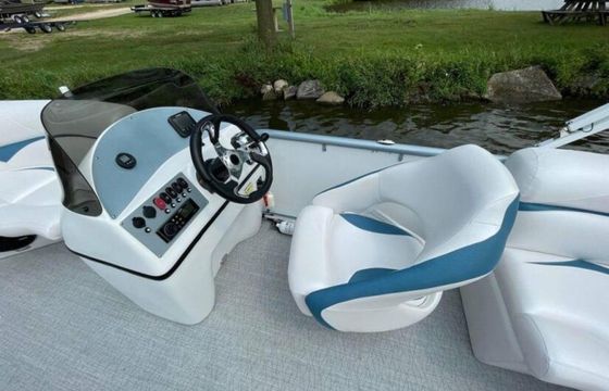 Our Aloha 22 Tritoon is the perfect for parties and fun - Hidden cove!