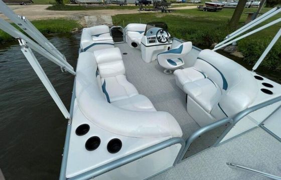 Our Aloha 22 Tritoon is the perfect for parties and fun - Hidden cove!