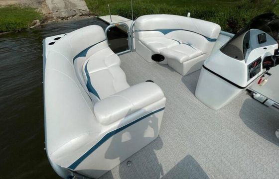 Our Aloha 22 Tritoon is the perfect for parties and fun - Hidden cove!