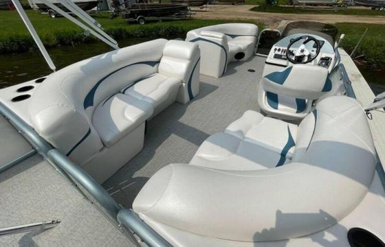Our Aloha 22 Tritoon is the perfect for parties and fun - Hidden cove!