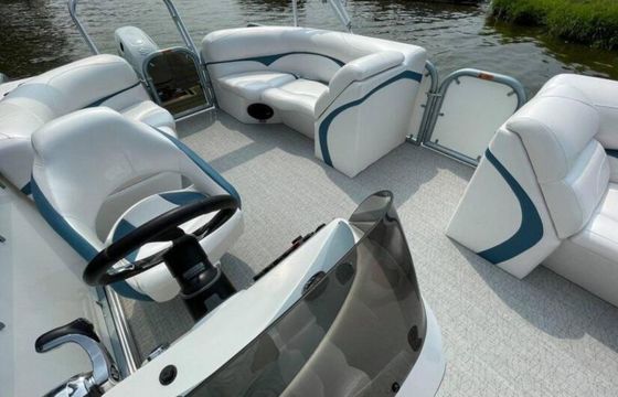 Our Aloha 22 Tritoon is the perfect for parties and fun - Hidden cove!