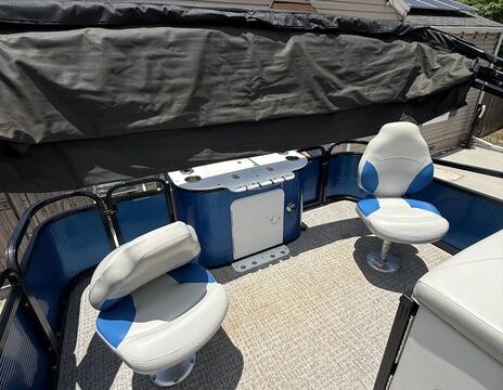 Premium Avalon Tritoon 25ft- 12 Passenger + fish &amp; tube