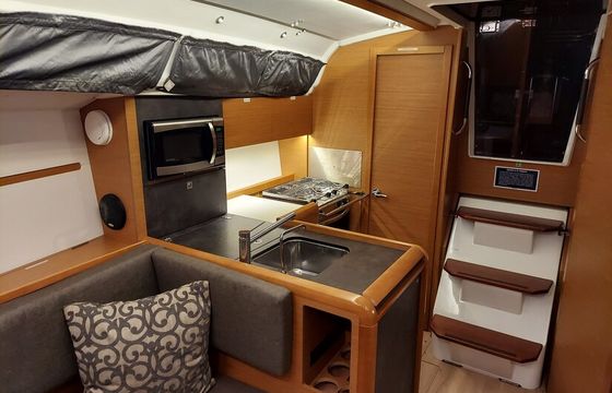 Jeanneau 349 performance crusier near the Golden Gate