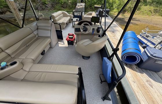 LakeWylieCruzin#2-Includes Gas/Ice/Floats-Boat in Lake-Ready to Board!