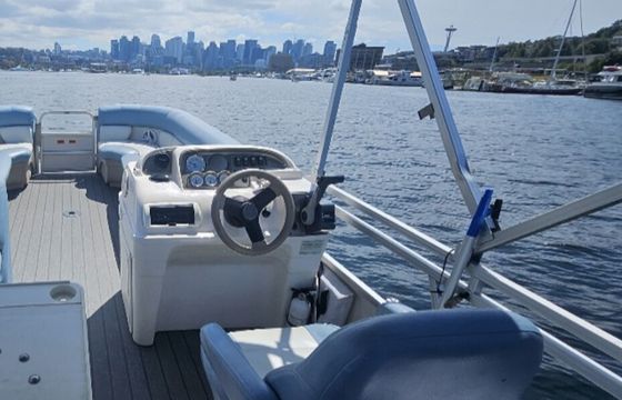 Beautiful Pontoon Boat on Lake Union! Up to 12 people.