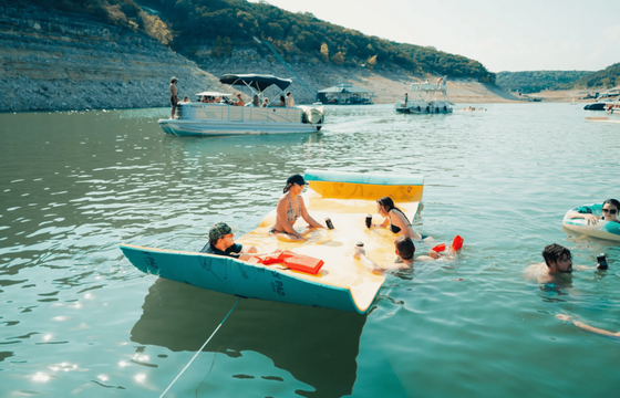 Lake Austin Tritoon (13 ppl max)
