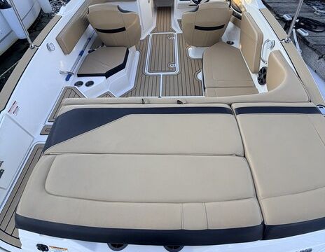 21' Sea Ray | Complimentary Lake-Day Activities on 5+ Hour Trips