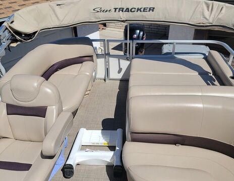 Captained - 22ft SunTracker Pontoon | Double Bimini | BBQ | $125/hr