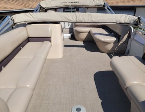 Captained - 22ft SunTracker Pontoon | Double Bimini | BBQ | $125/hr