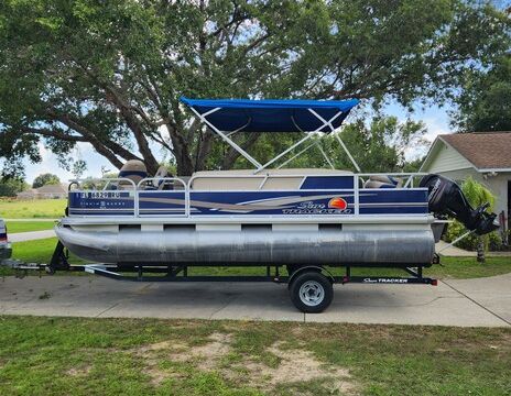 SunTracker Pontoon - Free delivery to Lake Eustis