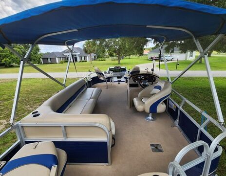 SunTracker Pontoon - Free delivery to Lake Eustis