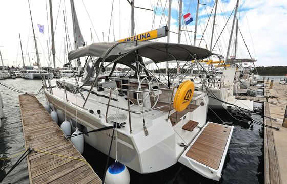 Bavaria C42 Levente