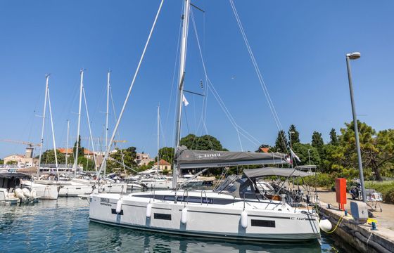 Bavaria C42 Maraschino