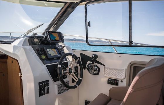 Beneteau Antares 780 15
