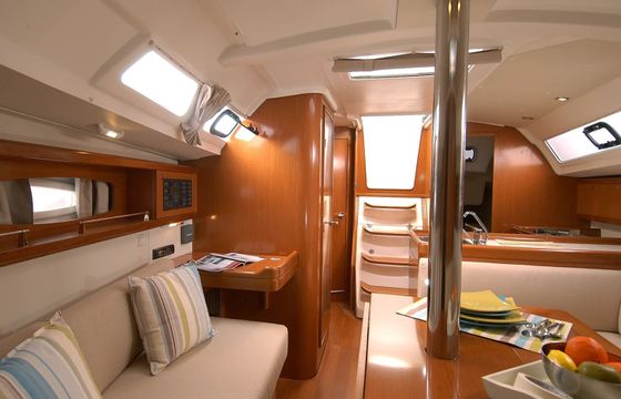 Beneteau Oceanis 34 Dizzy Lizzy