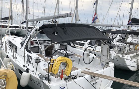 Beneteau Oceanis 41.1 Honey