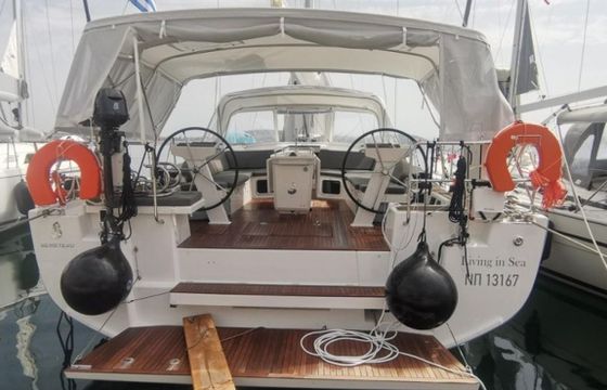 Beneteau Oceanis 51.1 Living in Sea