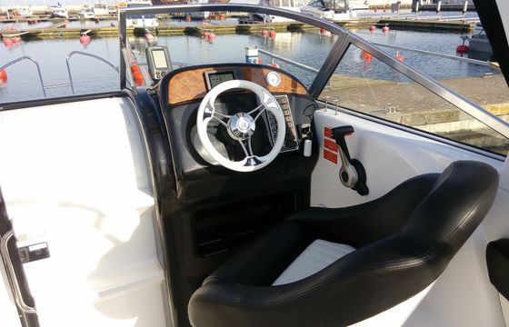 Coral 690 Sport Cruiser Sun Sail 3