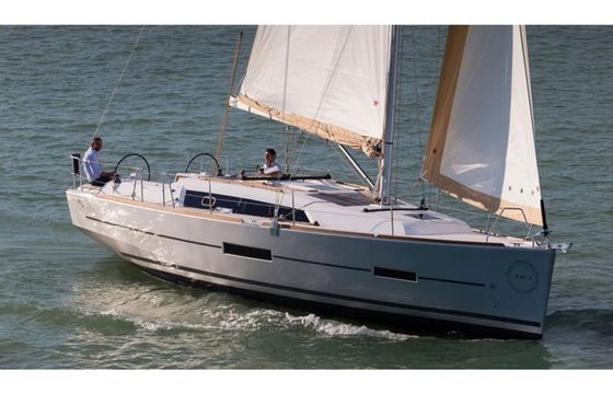 Dufour 382 Scafo