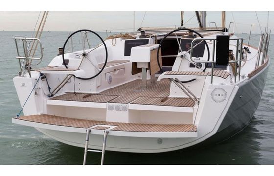 Dufour 382 Scafo