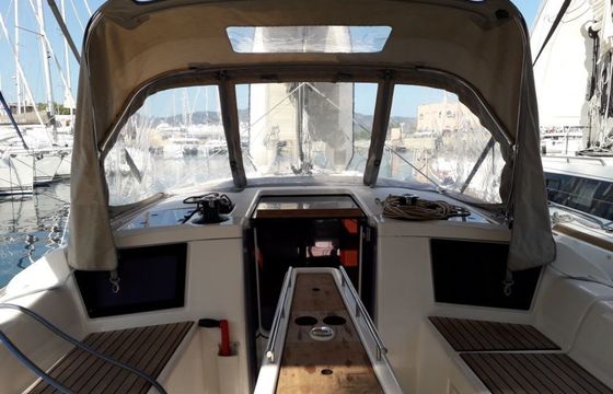 Dufour 360 Happy Planet