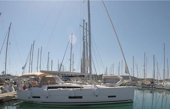 Dufour 390 Emerald