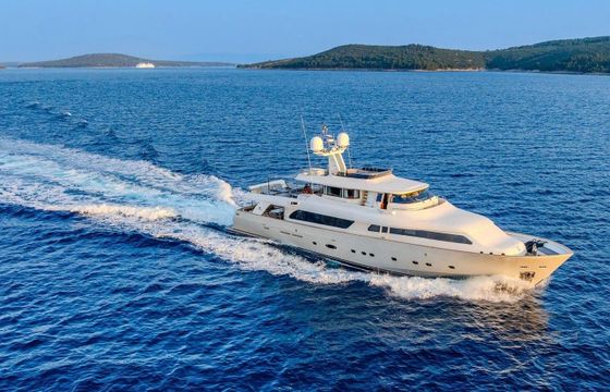 Ferretti Custom Line Klobuk