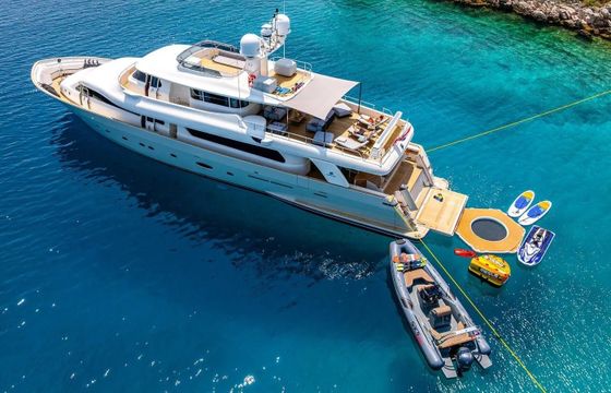 Ferretti Custom Line Klobuk