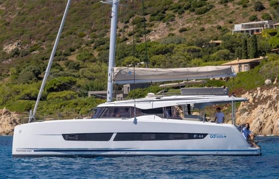 Fountaine Pajot New 44 CinSeLuna