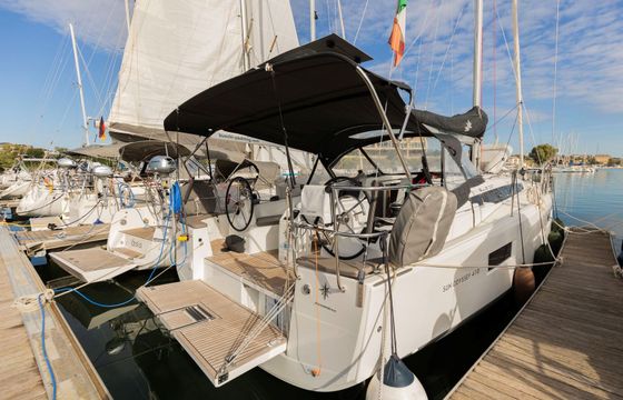 Jeanneau Sun Odyssey 410 Blue Dot.