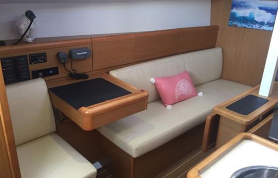 Jeanneau Sun Odyssey 33i Carry On