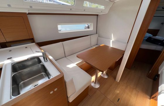 Jeanneau Sun Odyssey 380 Sinki Jr.