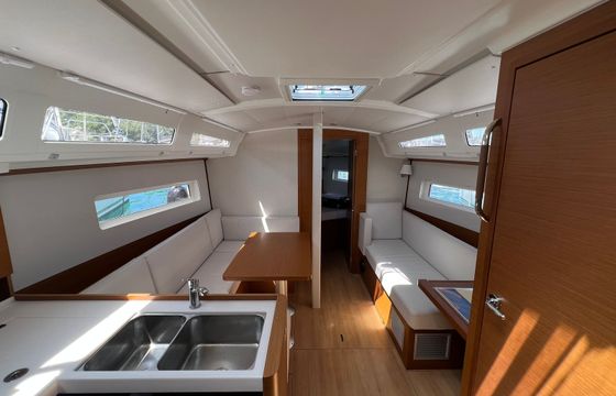 Jeanneau Sun Odyssey 380 Sinki Jr.