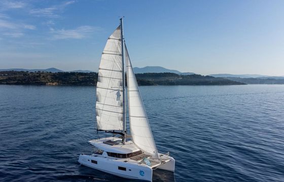 Lagoon 42 Aura