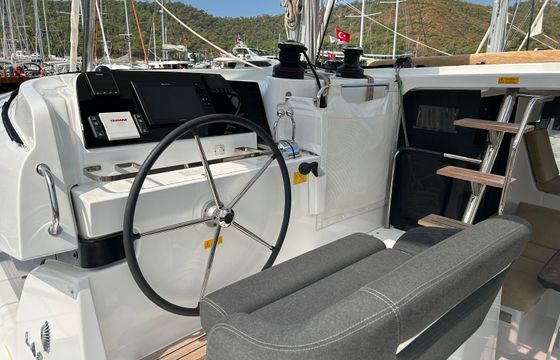 Lagoon 42 Kami