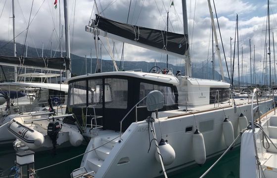 Lagoon 450 F Red Twin 2