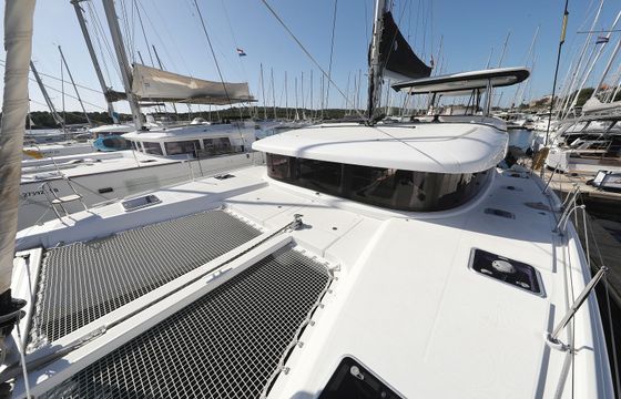 Lagoon 42 Media Luna
