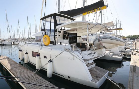Lagoon 42 Media Luna