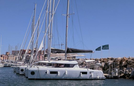 Lagoon 42 White Moon