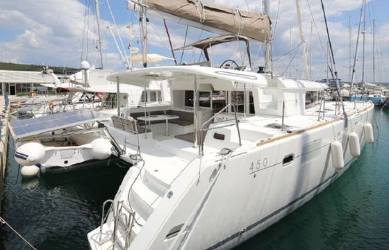 Lagoon 450 F Ladies and Gentlemen
