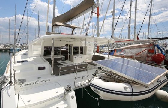 Lagoon 450 F Ladies and Gentlemen