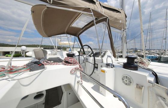 Lagoon 450 F Ladies and Gentlemen