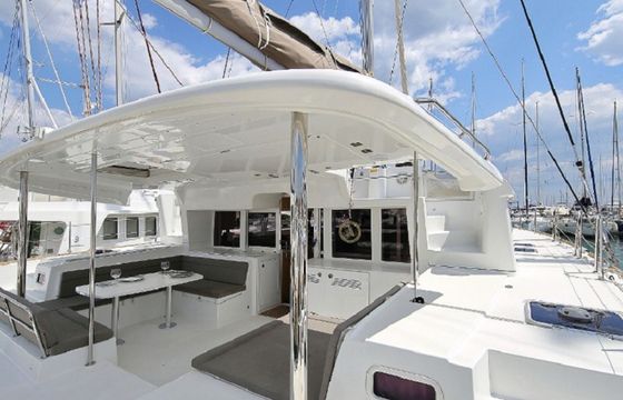 Lagoon 450 F Ladies and Gentlemen