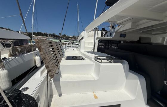 Lagoon 46 Giant Travelly