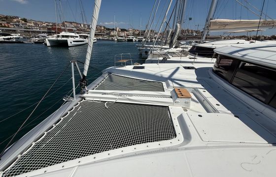 Lagoon 46 Giant Travelly